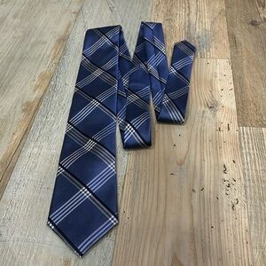 Michael Kors Men's Silk Designer Necktie Blue Striped W/Lighter Blues